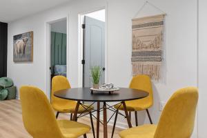 Comfy 2 bedroom w Free Parking