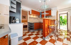 Lovely Apartment In Rovanjska