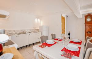 Maisons de vacances Awesome Home In Dun With Wifi : photos des chambres