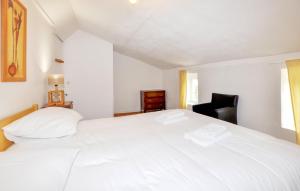 Maisons de vacances Awesome Home In Dun With Wifi : photos des chambres