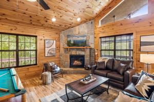 Pigeon Delight is a 2 Bedroom Cabin - 6 miles from Dollywood! Hot Tub, Fire Pit, Arcade, Pool Table!