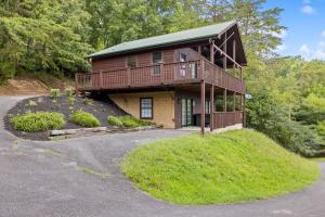 Pigeon Delight is a 2 Bedroom Cabin - 6 miles from Dollywood! Hot Tub, Fire Pit, Arcade, Pool Table!