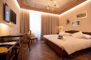 Classic Double Room with Courtyard View room in International au Lac Historic Lakeside Hotel