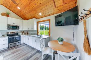 Peaceful Bonners Ferry Cabin w Deck & Mtn Views!