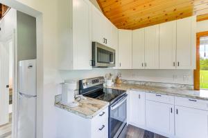 Peaceful Bonners Ferry Cabin w Deck & Mtn Views!