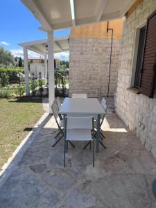 Casa Antia, nuovo bilocale con giardino in Residence con piscina