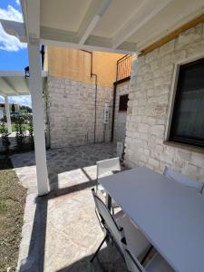 Casa Antia, nuovo bilocale con giardino in Residence con piscina