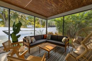 Pickleball~ Pool~ Game Room~ 5 min to Beach