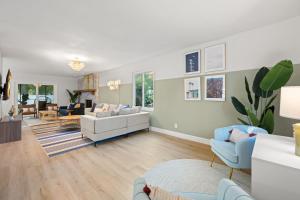 Pickleball~ Pool~ Game Room~ 5 min to Beach