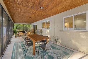 Pickleball~ Pool~ Game Room~ 5 min to Beach