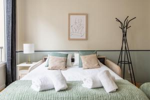 Modern spacious studio only 1 minute away from the Place de la République