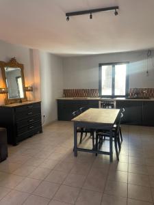 Maisons de vacances Maison de village avec jacuzzi et garage : photos des chambres