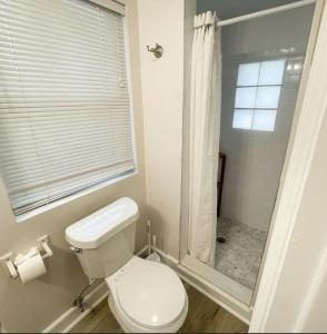 Comfortable One Bedroom Apartment - Walk to the Beach!