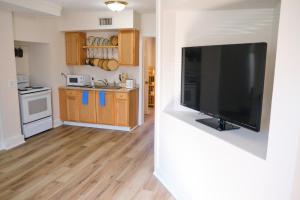 Comfortable One Bedroom Apartment - Walk to the Beach!