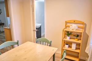 Comfortable One Bedroom Apartment - Walk to the Beach!