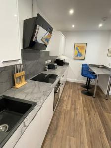 NEW Stunning Central 2 Bed Apartment with parking