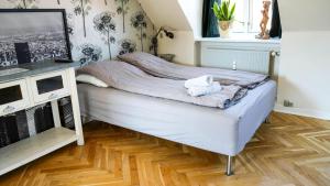 Cosy room in residential part of Copenhagen, with free street parking and shared bathroom