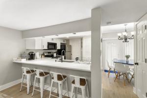 Emerald Escape 0.9 mi to Beach Near Downtown Best for Families