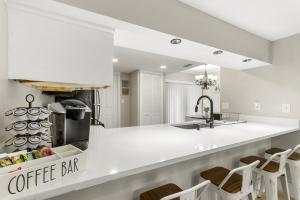 Emerald Escape 0.9 mi to Beach Near Downtown Best for Families