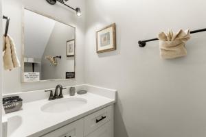 Emerald Escape 0.9 mi to Beach Near Downtown Best for Families