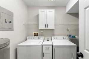 Emerald Escape 0.9 mi to Beach Near Downtown Best for Families