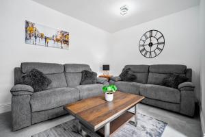 5 bedroom house Solihull 10 mins drive from BHX & NEC Private off road parking