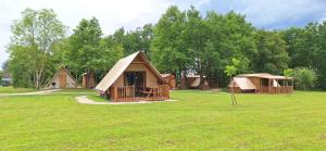 Campings les cabanes du tertre : photos des chambres