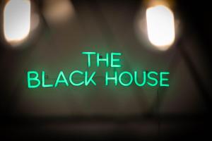 The Black House - Air Host & Stay - 5 Bedrooms