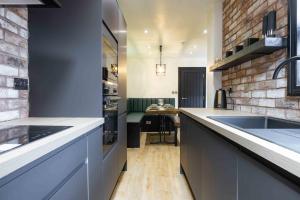 The Black House - Air Host & Stay - 5 Bedrooms