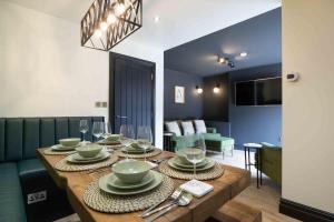 The Black House - Air Host & Stay - 5 Bedrooms