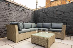 The Black House - Air Host & Stay - 5 Bedrooms