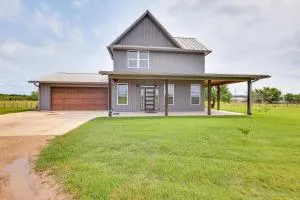 Modern Bryan Farmhouse on 1 Acre with Hot Tub! - Franklin