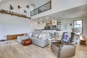 Modern Bryan Farmhouse on 1 Acre with Hot Tub!