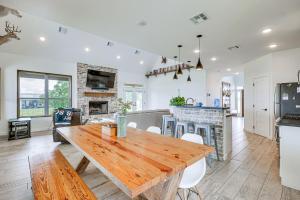 Modern Bryan Farmhouse on 1 Acre with Hot Tub!