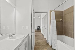 LUX 2B2B with Pool & Parking near the Heart of Austin