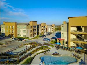 LUX 2B2B with Pool & Parking near the Heart of Austin