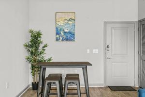 LUX 2B2B with Pool & Parking near the Heart of Austin