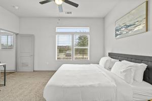 LUX 2B2B with Pool & Parking near the Heart of Austin