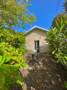 Agréable petit gîte avec jardinet et piscine