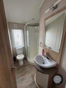 Golf Village 27, Hot tub, WiFi, pet friendly, located overlooking Golf course - Grange Leisure Park - Meadow Lakes Caravan & Lodge Hire