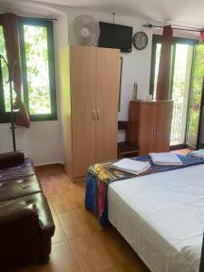 Double Room with Balcony (3 Adults) room in Pensión Teruel