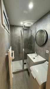 Appartements La perle des Estivales, STUDIO avec coin nuit enfants, parking et piscine , a 20min a pied port et plage : photos des chambres