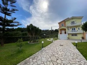 Helen's Seaside Apartment - Antirrio