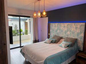 Mini Villa avec Piscine et Jacuzzi privés, Sauna et Home-Cinéma à 800m des Commodités