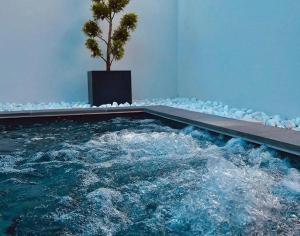 Villas Villa 75m2 avec Piscine et Jacuzzi prives, Sauna et Home-Cinema a 800m des Commodites : photos des chambres