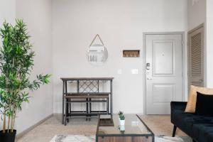 LUX 2B2B Apt Near Heart of Austin with Pool & Parking