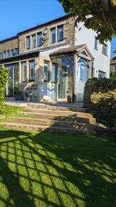 Lane End Cottage Holmfirth - Panoramic Views, Modernised with offroad parking