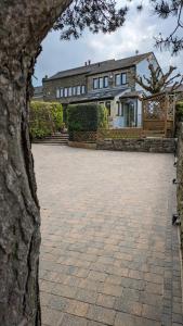 Lane End Cottage Holmfirth - Panoramic Views, Modernised with offroad parking