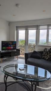 Lane End Cottage Holmfirth - Panoramic Views, Modernised with offroad parking