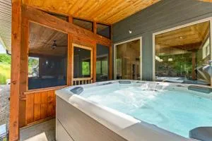 New Ozark Oasis Luxe Cabin Retreat with Hot Tub - Hollister
